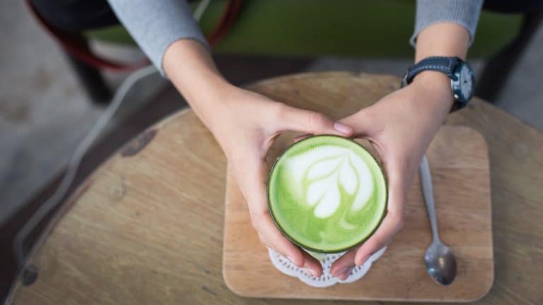 Voici les 5 choses qu'il faut à tout prix connaître sur le thé matcha !