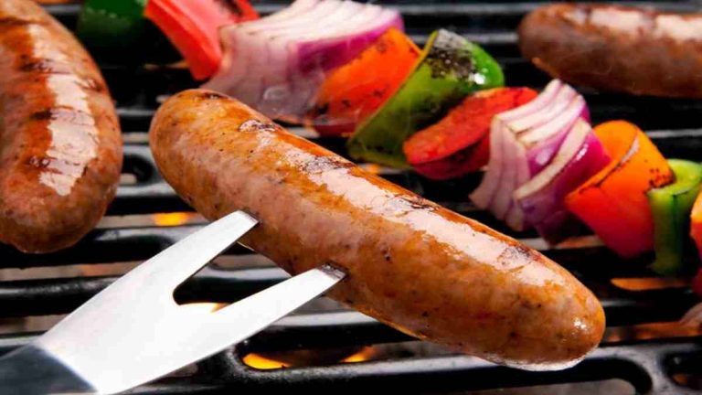 Saucisse grillée au barbecue sans les piquer, une spécialité estivale à ne pas manquer ! Conseils et astuces pour réussir vos grillades